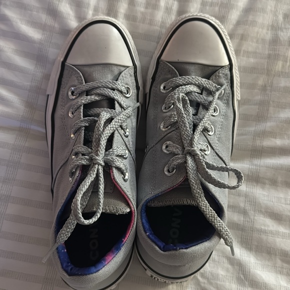 Womens sz 6 Converse low top shoes - Picture 5 of 7